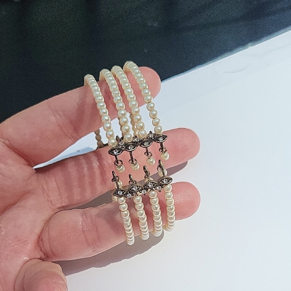 Elegant Pearl Bracelet with Silver Accents - Picture 5 of 5